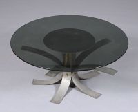 Table basse en métal plié à plateau circulaire en verre fumé… (photo 2)