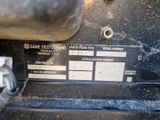 un gros plan du moteur d'une voiture sur lequel est collé un autocollant