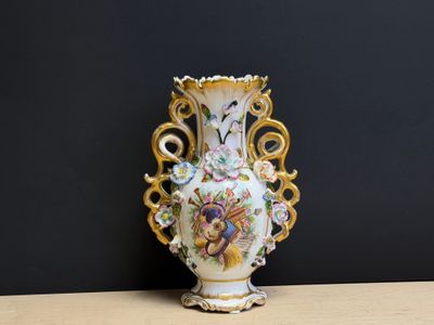 un vase posé sur une table, avec un mur noir en arrière-plan