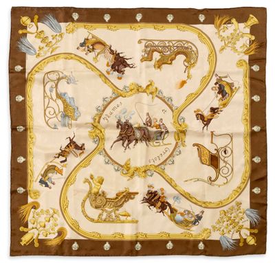 un foulard carré marron et blanc orné d'un motif représentant un cheval et une calèche