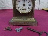 une petite horloge posée sur une table