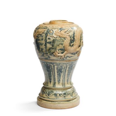 un vase vert et blanc orné d'un dragon