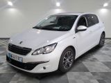 la voiture blanche est garée sur un sol en damier dans le garage