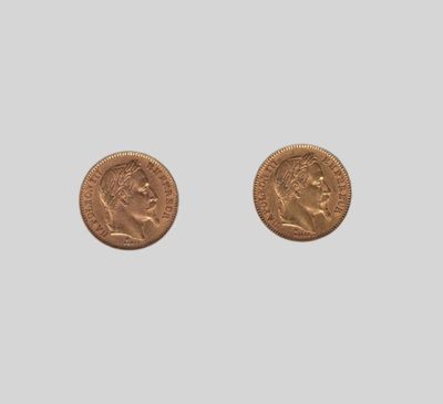 une paire de souverains en or sur lesquels figurent les portraits d'un homme et d'une femme