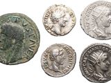 un ensemble de pièces de monnaie romaines antiques sur fond blanc