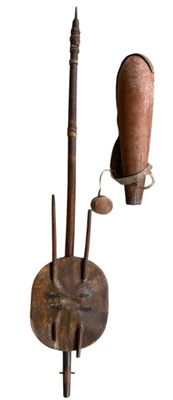 Travail africain. Lot comprenant un récipient/gourde ? avec …