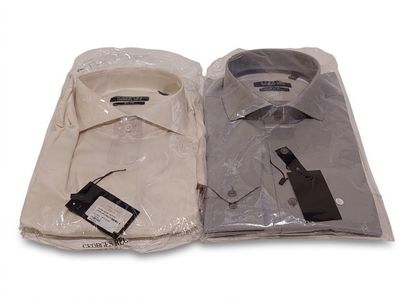 deux chemises pour homme emballées dans du plastique sur fond blanc