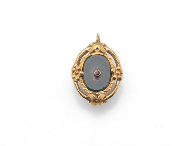 un pendentif en or 18 carats et nacre