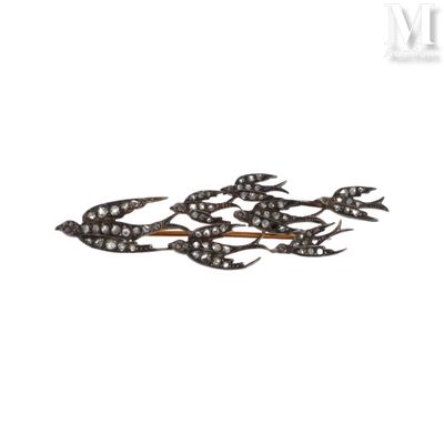 une photo en gros plan d'une barrette à cheveux sertie de diamants