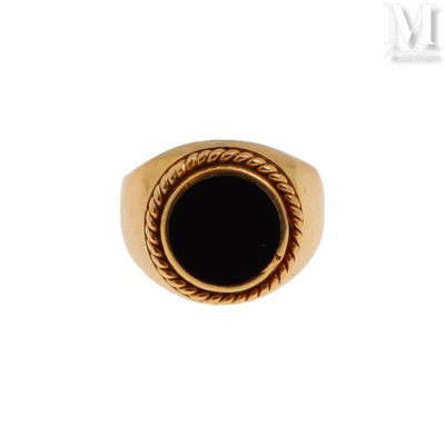une image d'une bague en or avec une pierre noire au centre