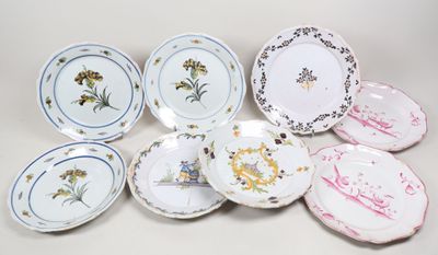 de nombreuses assiettes ornées de motifs variés
