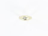 une bague en or blanc avec un diamant serti au centre