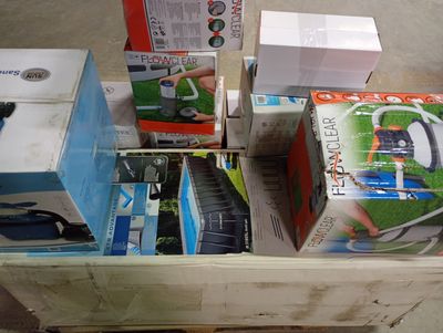 de nombreuses caisses de gadgets électroniques posées sur une palette