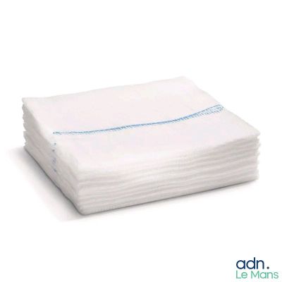 une pile de serviettes blanches empilées les unes sur les autres