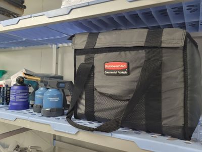 un sac isotherme posé sur une étagère dans une pièce