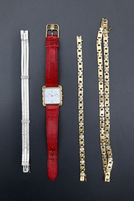 trois types de montres différents sur un fond noir