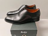 Les chaussures derby noires sont posées sur une boîte