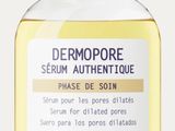 un gros plan d'un flacon de sérum Dermoporee sur fond blanc