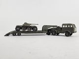 un camion jouet avec un char à l'arrière