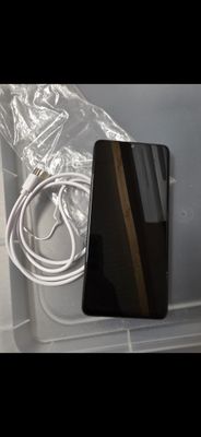 un téléphone portable qui se trouve dans une boîte