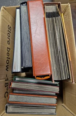 1 carton contenant 9 classeurs de timbres essentiellement d'…