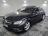 la mercedes cla est garée dans un garage dont le sol est recouvert de carreaux