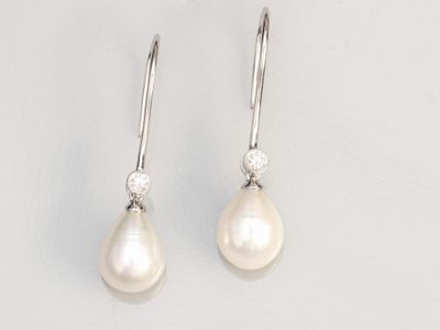 une paire de boucles d'oreilles en perles et diamants
