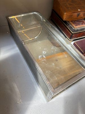 une casserole en métal posée sur une table, à côté d'une pile de livres