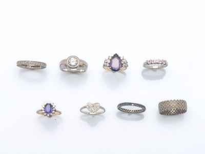 un assortiment de bagues disposées sur un fond blanc