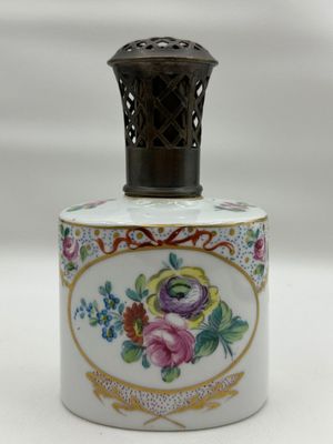 une image représentant un vase blanc et doré orné de fleurs