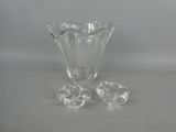un vase en verre avec trois morceaux de verre posés sur la table