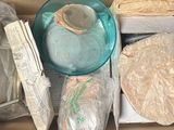 une boîte remplie de nourriture posée sur une table