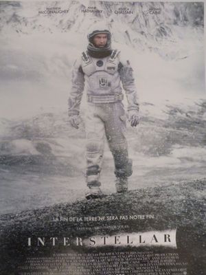une image de l'affiche du film « Interstellar » représentant un homme en combinaison spatiale