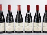 six bouteilles de vin rouge alignées