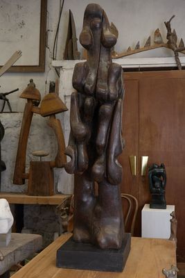 une statue posée sur une table dans une pièce