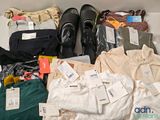 un tas de vêtements et de chaussures sur une étagère