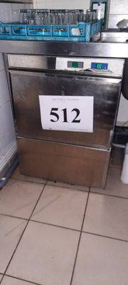 une photo d'une cuisine avec un réfrigérateur et une pancarte sur laquelle est inscrit « 512 »