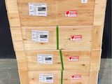 une pile de caisses en bois posées sur une palette