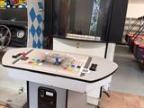 une console de jeux vidéo posée dans une pièce avec un téléviseur