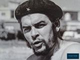 photographie en noir et blanc d'un homme barbu portant un béret
