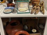 une table sur laquelle sont posés de nombreux vases et autres objets