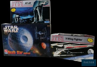 trois figurines Star Wars et une boîte de jouets Star Wars
