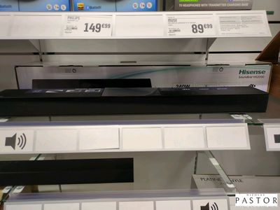il y a beaucoup de téléviseurs sur les rayons du magasin