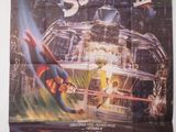 L'affiche de « Superman II » est accrochée au mur.