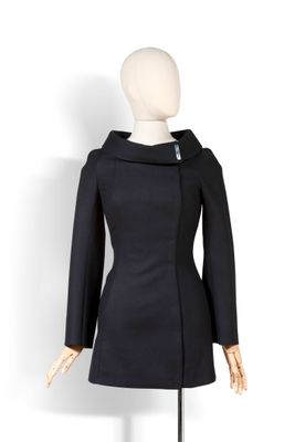 un manteau noir sur un mannequin sur fond blanc