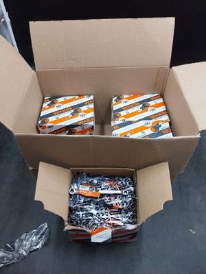 une boîte en carton remplie d'objets hétéroclites sur une table