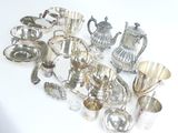 beaucoup d'objets en argent sur la table