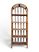 Etagère en bambou à fronton cintré.