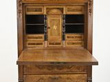 un vieux bureau en bois avec des tiroirs et des tiroirs sur le dessus