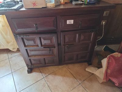 une armoire en bois sur laquelle sont posés de nombreux objets